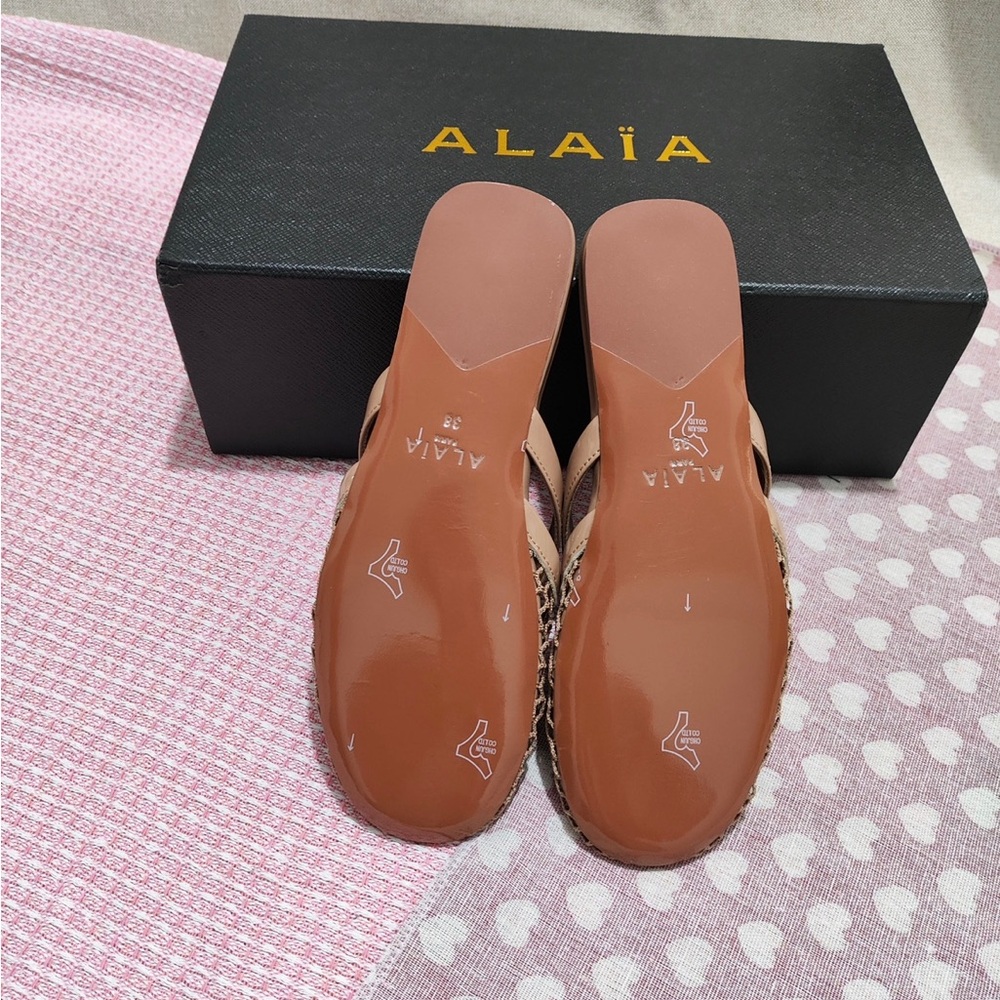 Alaia Tan Woven Patent-Trim Slide Mules - Picture 6 of 8